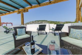 020 2022 220 near rogoznica modern villa with pool for sale