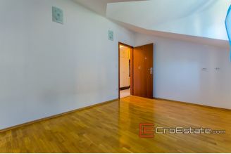 15 2013 92 Split 3 bedroom apartment for sale