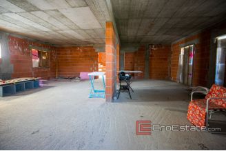 15 2019 119 Split area house for sale