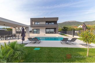 020 2019 112 Kastela new villa with pool for sale