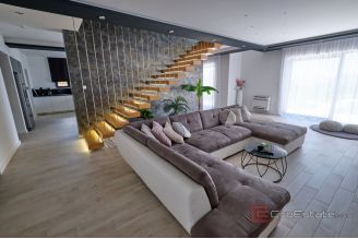 020 2019 112 Kastela new villa with pool for sale