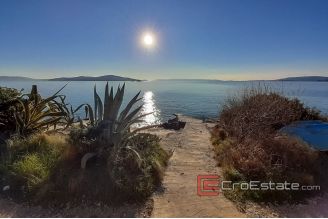 12 2016 386 Trogir area house seafront for sale