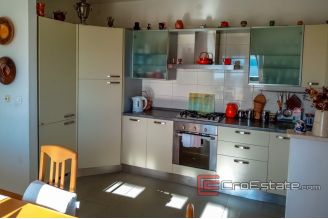 13 4941 30 Split apartment sea view for sale