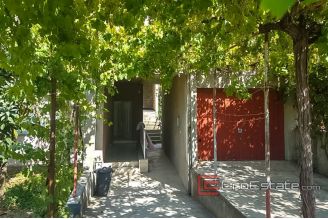 07 2016 382 Split house for sale