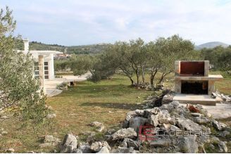 019 2021 214 primosten hinterland larger land with house for sale