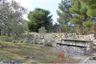 019 2021 214 primosten hinterland larger land with house for sale