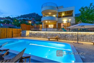 19 2019 102 Split area house seaview for sale
