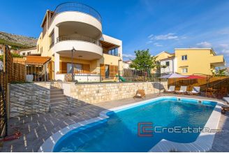 19 2019 102 Split area house seaview for sale