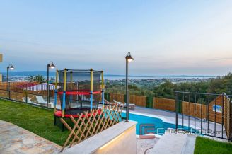 19 2019 102 Split area house seaview for sale