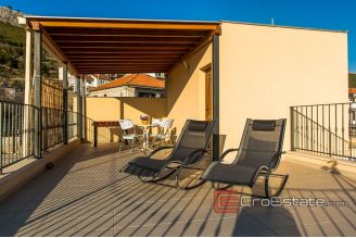 19 2019 102 Split area house seaview for sale