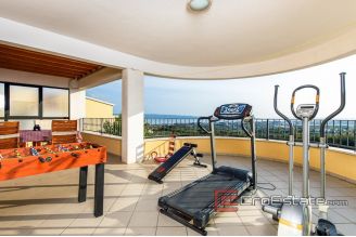 19 2019 102 Split area house seaview for sale