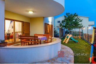 19 2019 102 Split area house seaview for sale