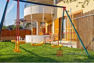 19 2019 102 Split area house seaview for sale