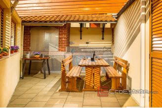 19 2019 102 Split area house seaview for sale