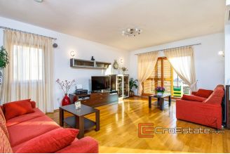 19 2019 102 Split area house seaview for sale