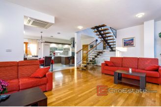 19 2019 102 Split area house seaview for sale