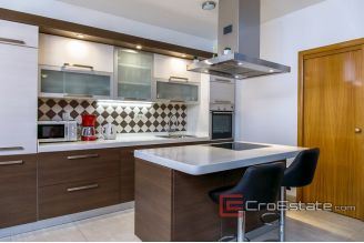 19 2019 102 Split area house seaview for sale