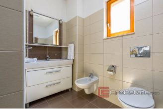 19 2019 102 Split area house seaview for sale