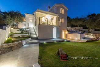 020 4983 30 near omis new villa with pool for sale