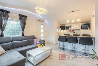 020 4983 30 near omis new villa with pool for sale