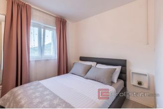 020 4983 30 near omis new villa with pool for sale