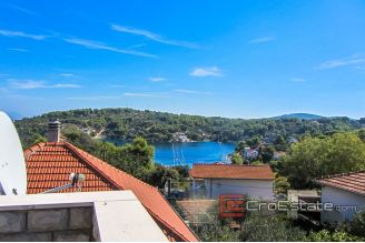 16 4933 30 Solta house sea view for sale