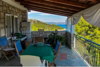 16 4933 30 Solta house sea view for sale