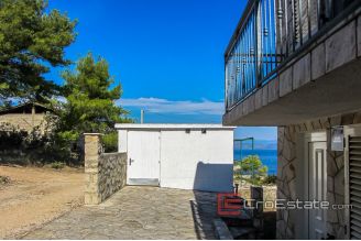 16 4933 30 Solta house sea view for sale