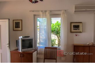 16 4933 30 Solta house sea view for sale