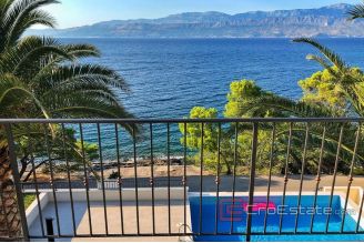 019 2022 149 Brac villa first row to the sea for sale