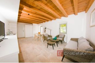 17 2013 86 Omis stone house seafront fors sale