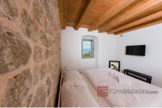 17 2013 86 Omis stone house seafront fors sale