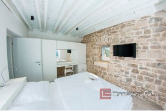 17 2013 86 Omis stone house seafront fors sale
