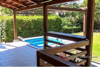 11 4911 30 Split area house swimming pool