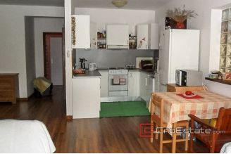 11 4911 30 Split area house swimming pool