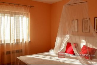 11 4911 30 Split area house swimming pool