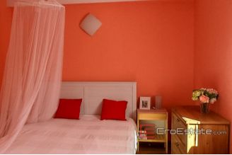 11 4911 30 Split area house swimming pool