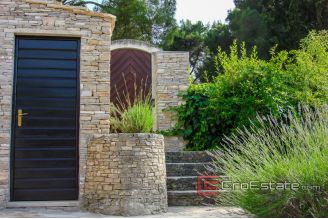 19 4913 30 Brac house sea view for sale