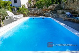 19 4913 30 Brac house sea view for sale
