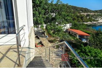 13 4918 30 Vis house sea view for sale