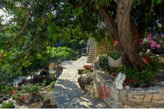 13 4918 30 Vis house sea view for sale