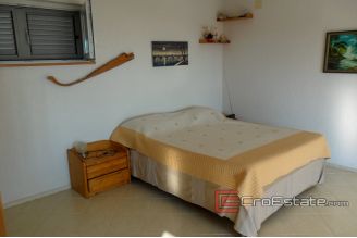 13 4918 30 Vis house sea view for sale