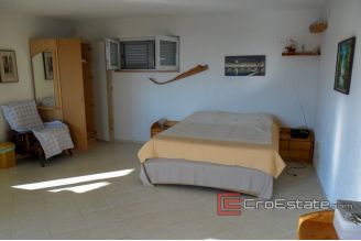 13 4918 30 Vis house sea view for sale