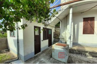 012 2016 368 near makarska house for sale
