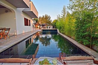 020 4925 30 island ciovo house with swimming pool for sale