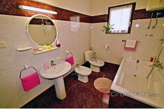 020 4925 30 island ciovo house with swimming pool for sale