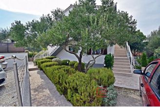 020 4925 30 island ciovo house with swimming pool for sale