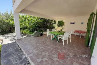 0020 2024 92 beautiful detached house with sea view Solta for sale