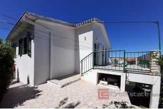 0020 2024 92 beautiful detached house with sea view Solta for sale