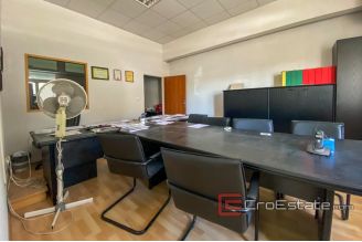 07 2027 04 Split area business for sale